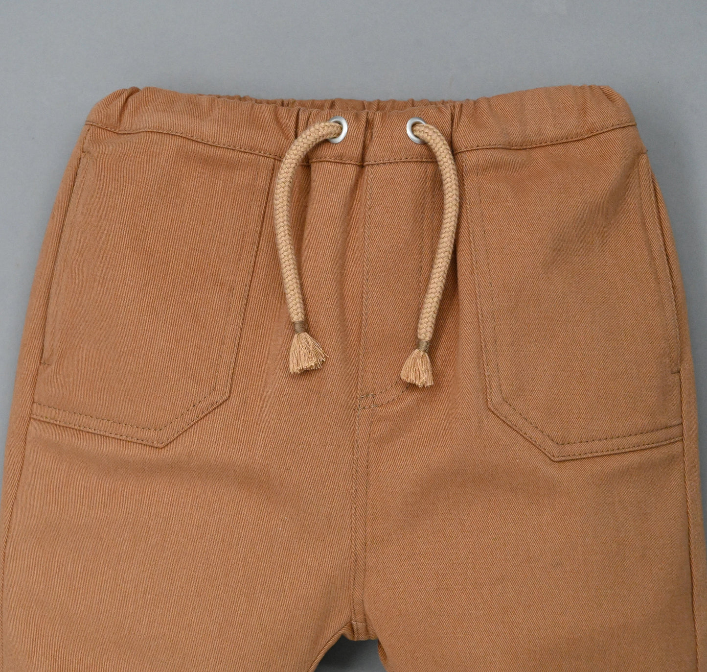 Pantalon en sarga 100% coton avec taille élastique et cordon de serrage