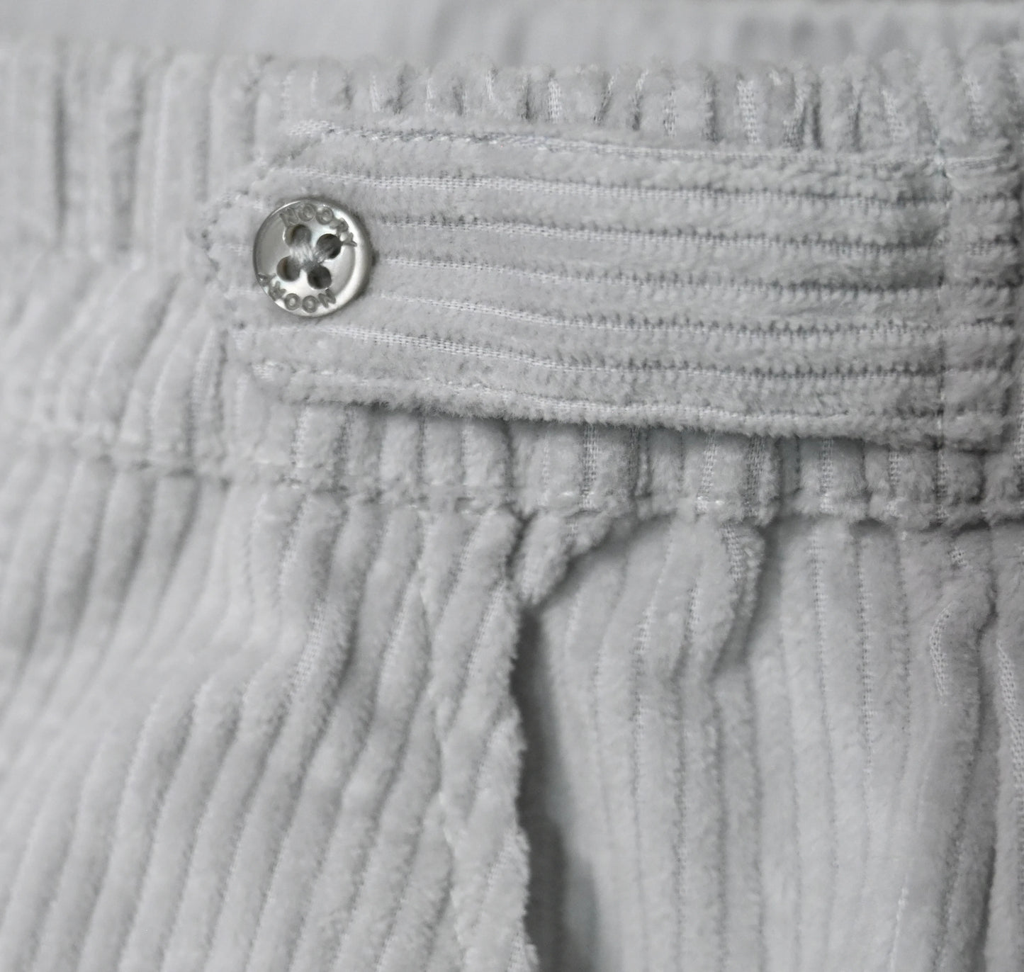 Pantalon en velours côtelé à ceinture volantée