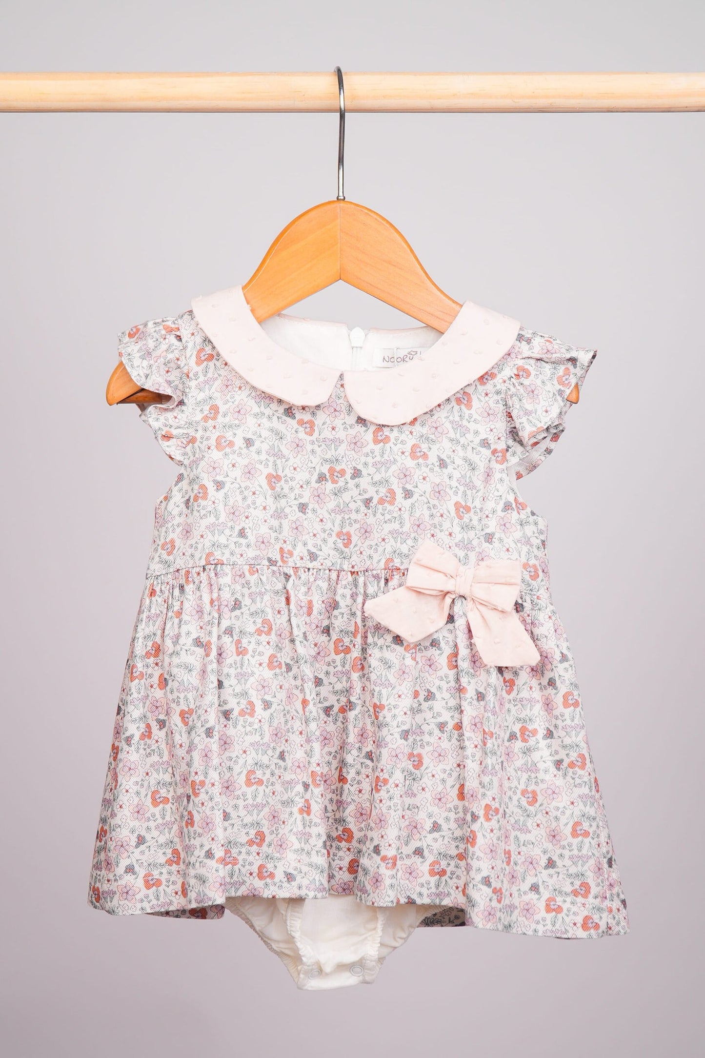 Robe bébé avec détails charmants