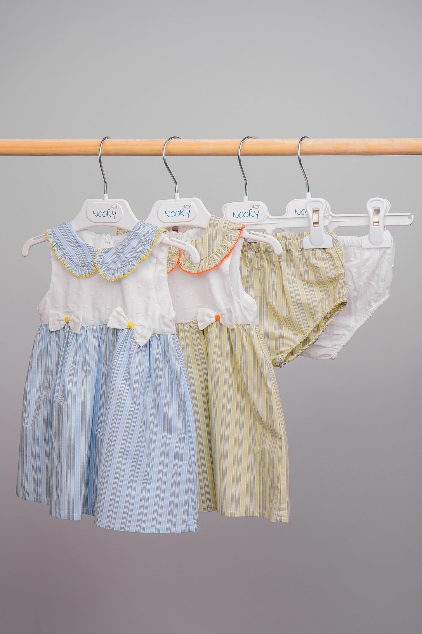 Robe bébé fille jeune avec col Claudine volanté