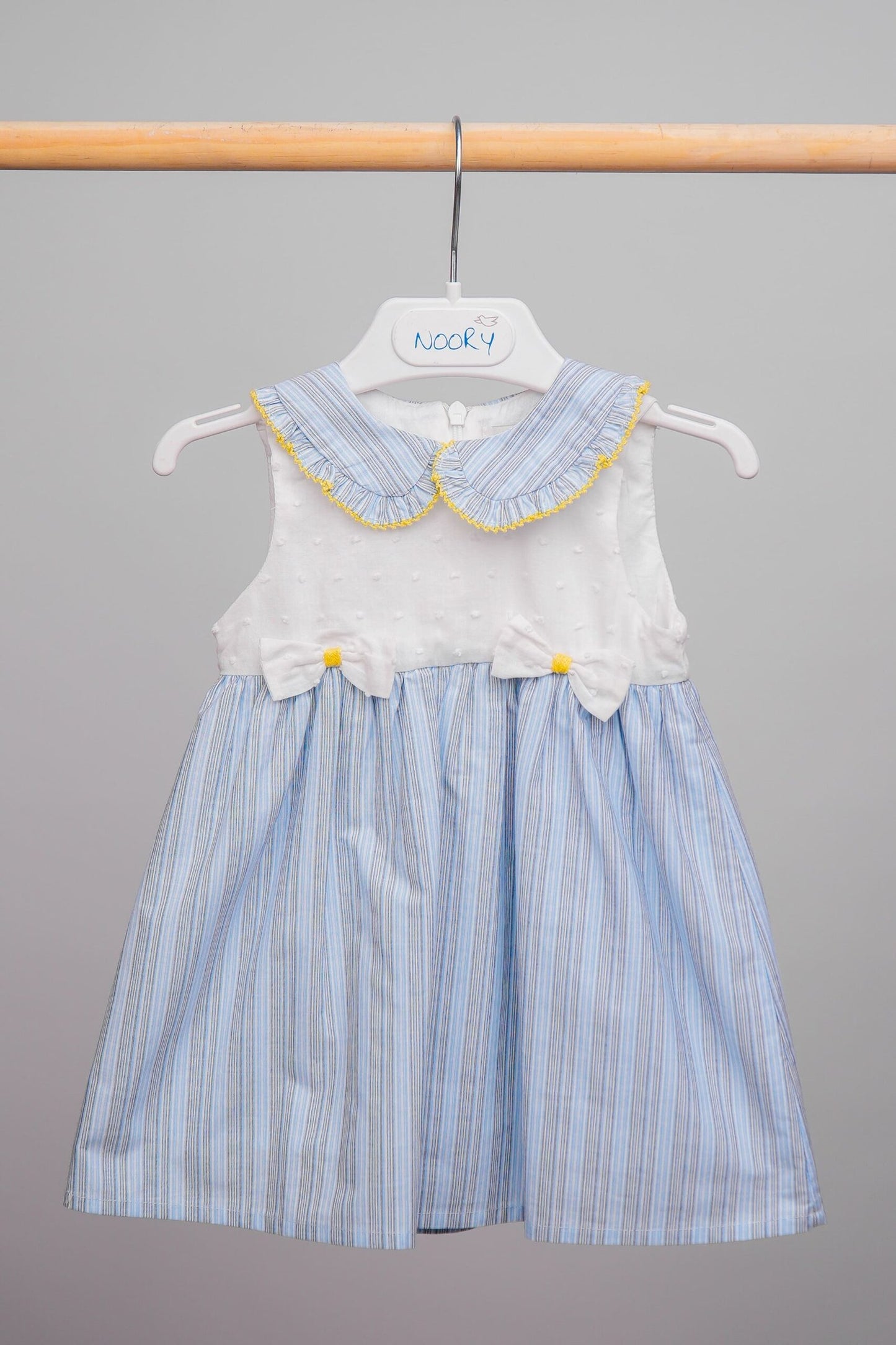 Robe bébé fille bleu avec col claudine volanté