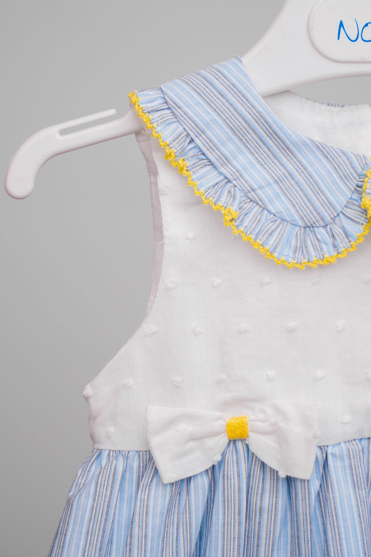 Robe bébé fille bleu avec col claudine volanté