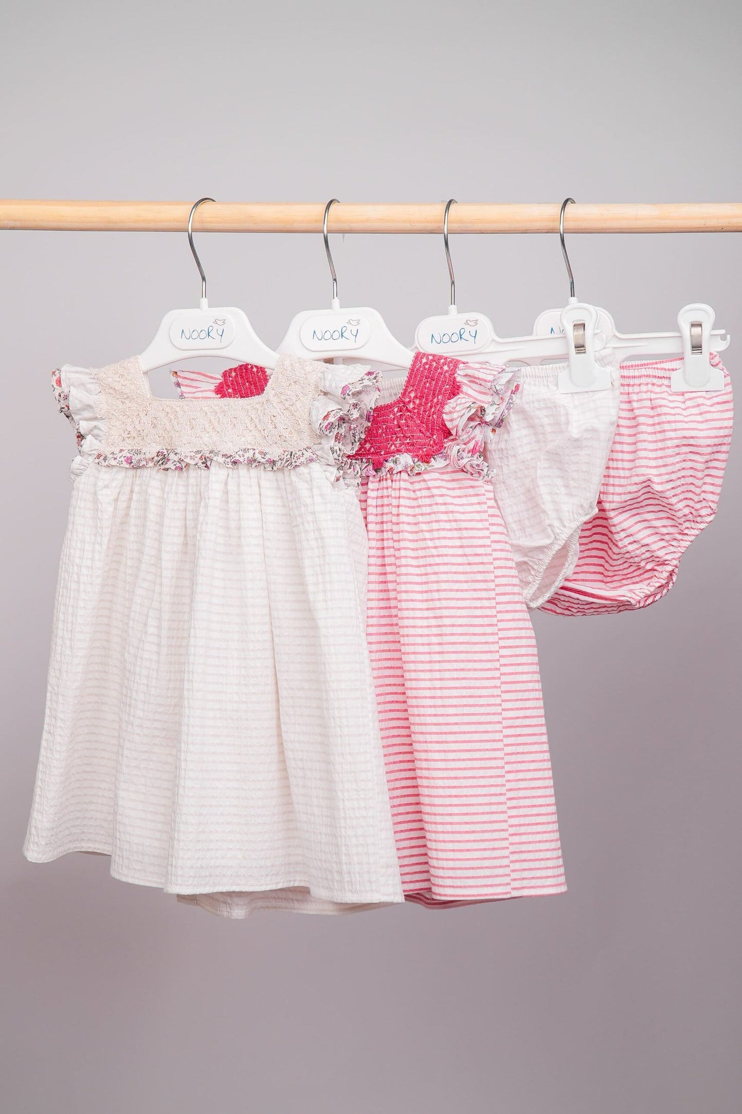 Robe beige pour bébé fille avec empiècement en macramé