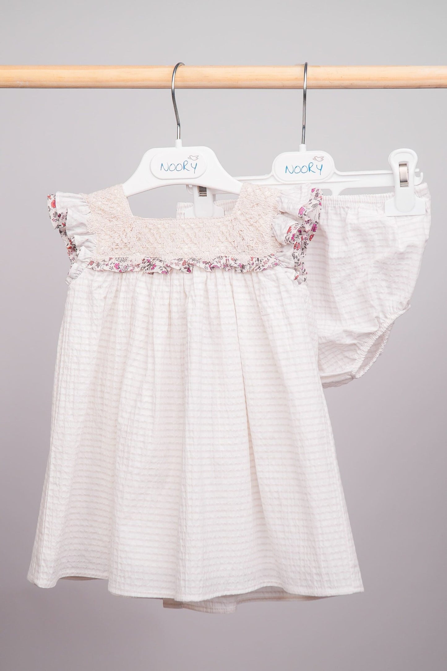 Robe beige pour bébé fille avec empiècement en macramé