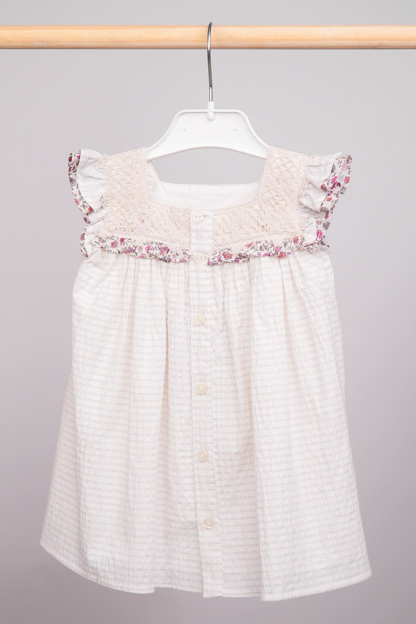 Robe beige pour bébé fille avec empiècement en macramé