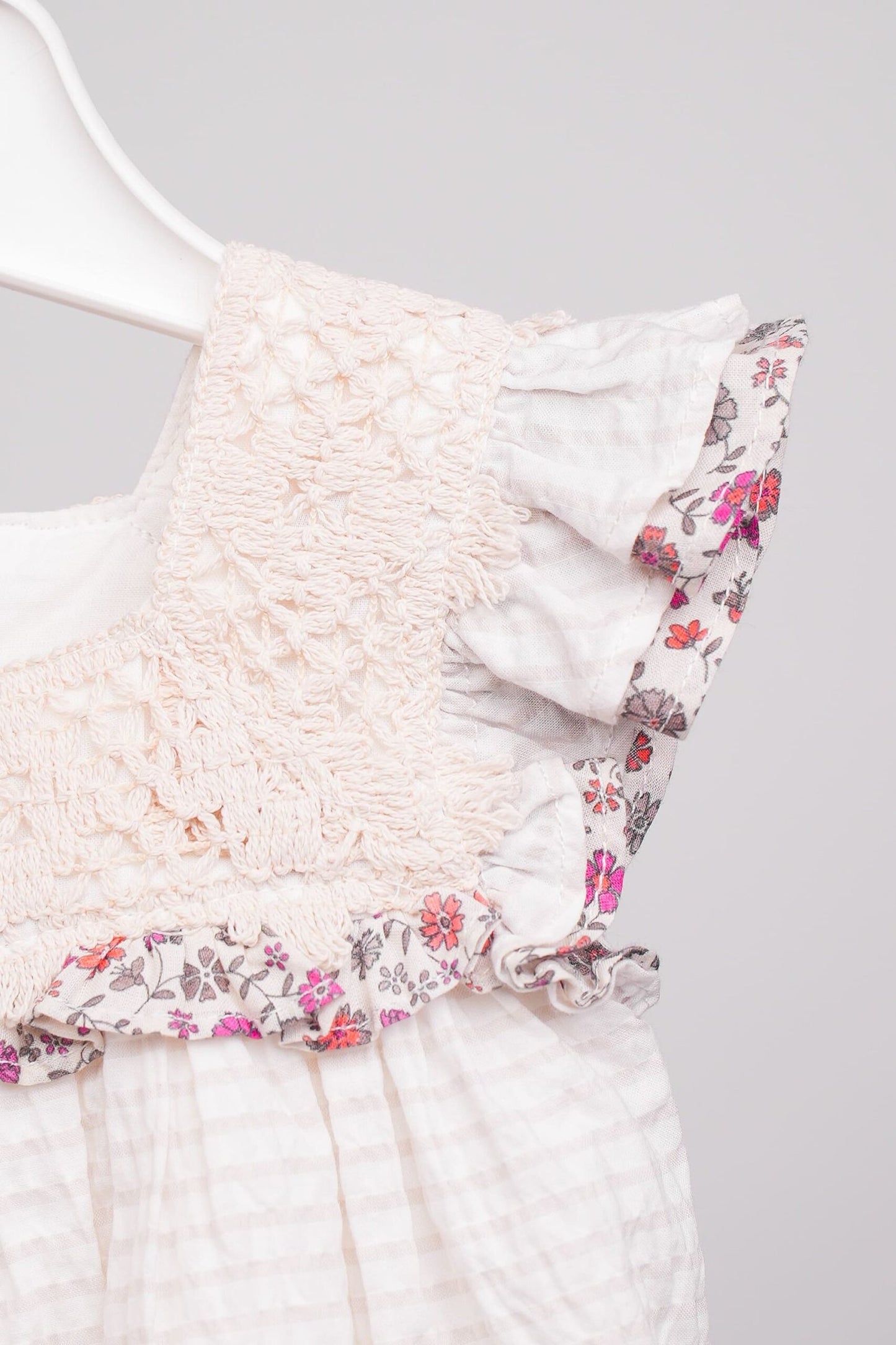 Robe beige pour bébé fille avec empiècement en macramé
