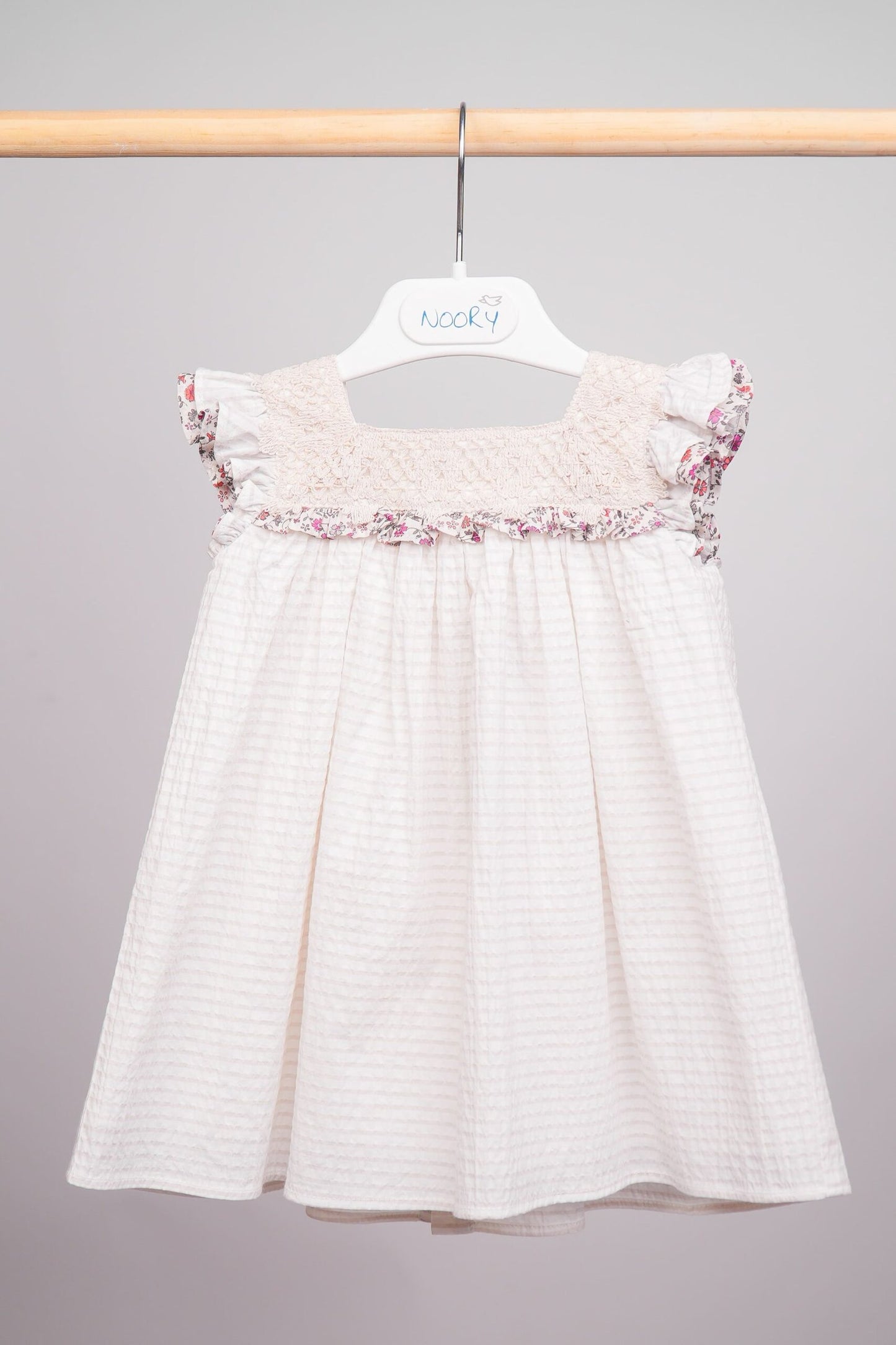 Robe beige pour bébé fille avec empiècement en macramé