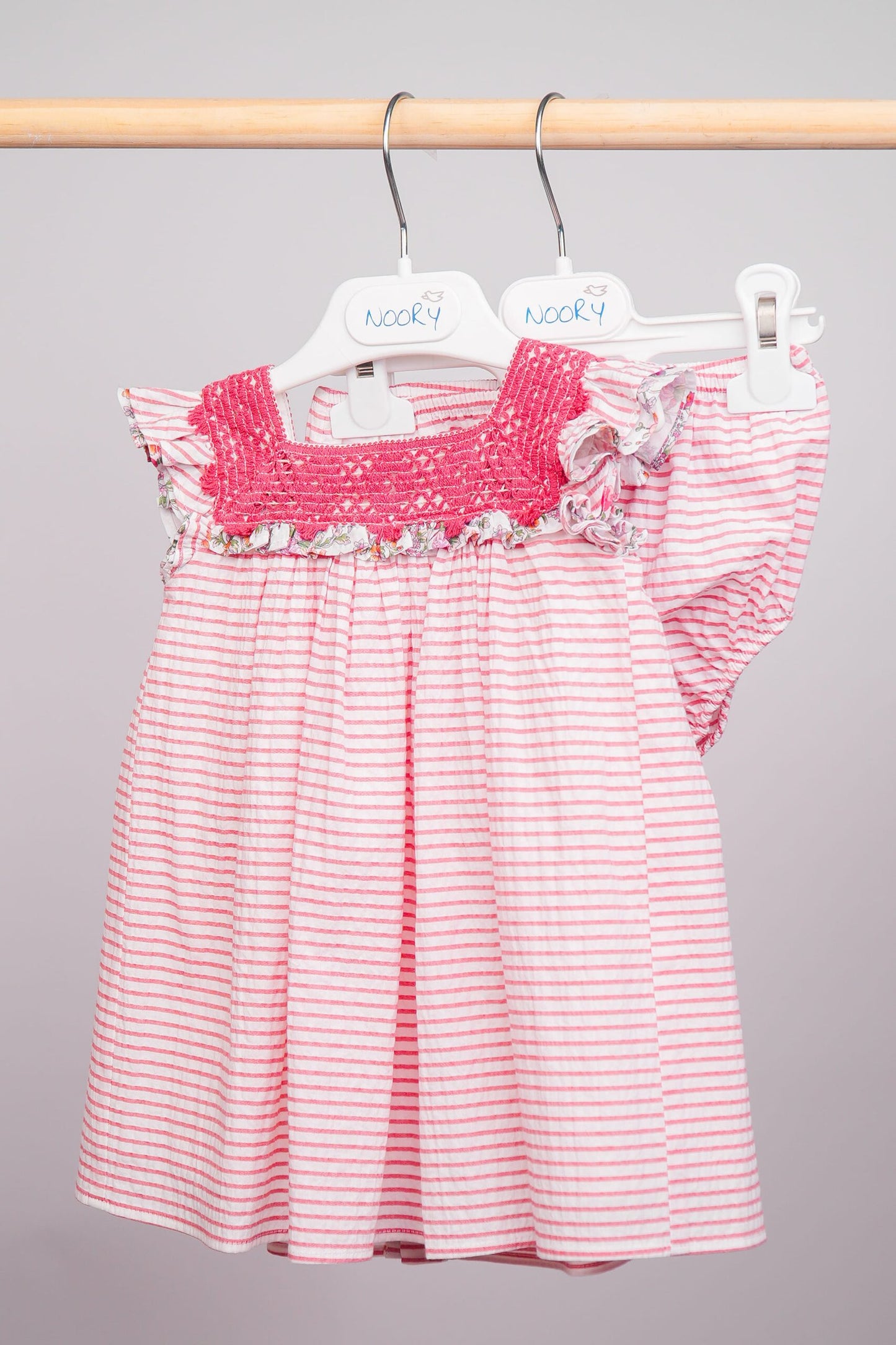Robe rouge pour bébé fille avec empiècement en macramé