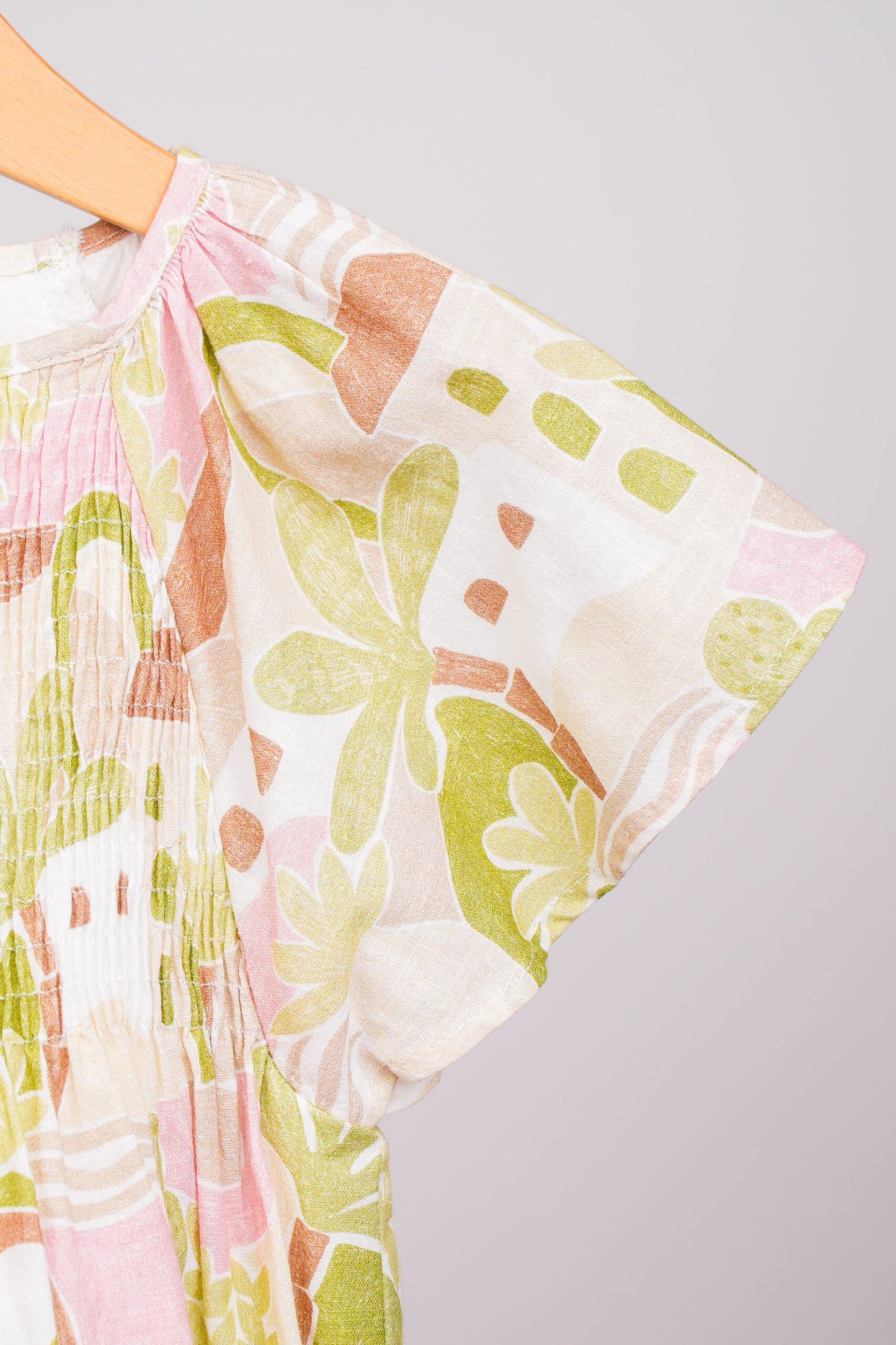 Robe avec manches papillon et son haut smocké délicat