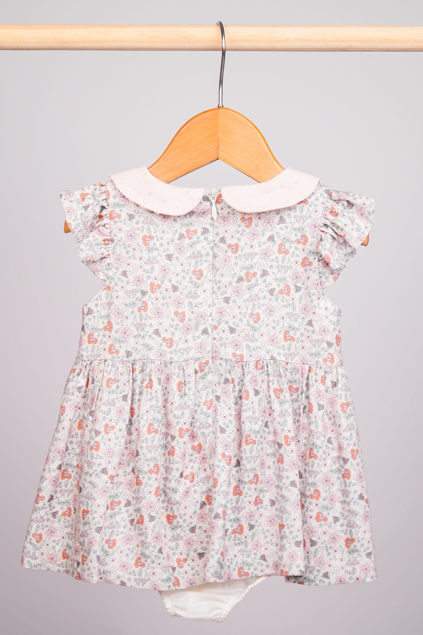 Robe bébé avec détails charmants