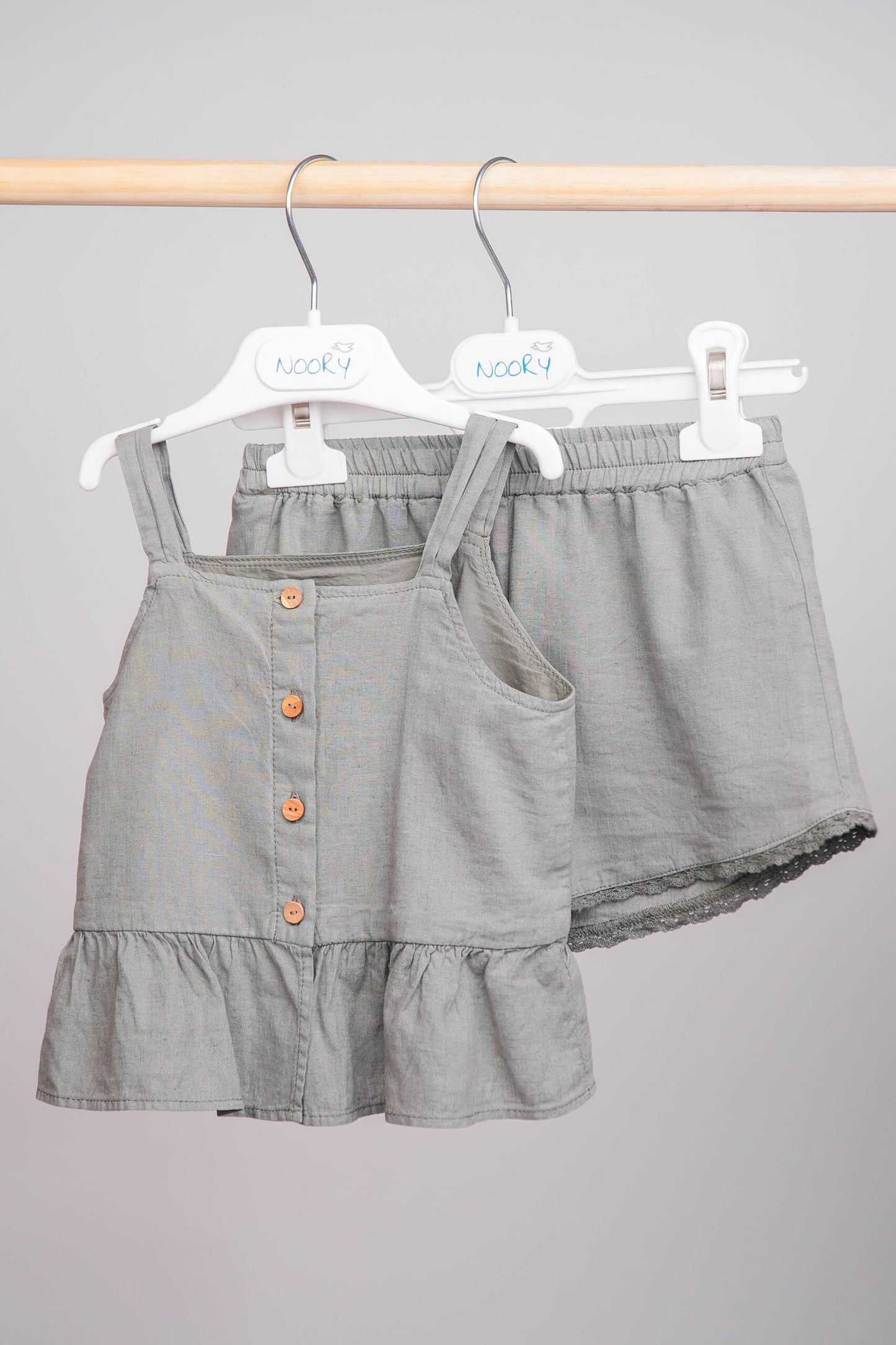 Ensemble lin kaki haut à volants & short ceinturé