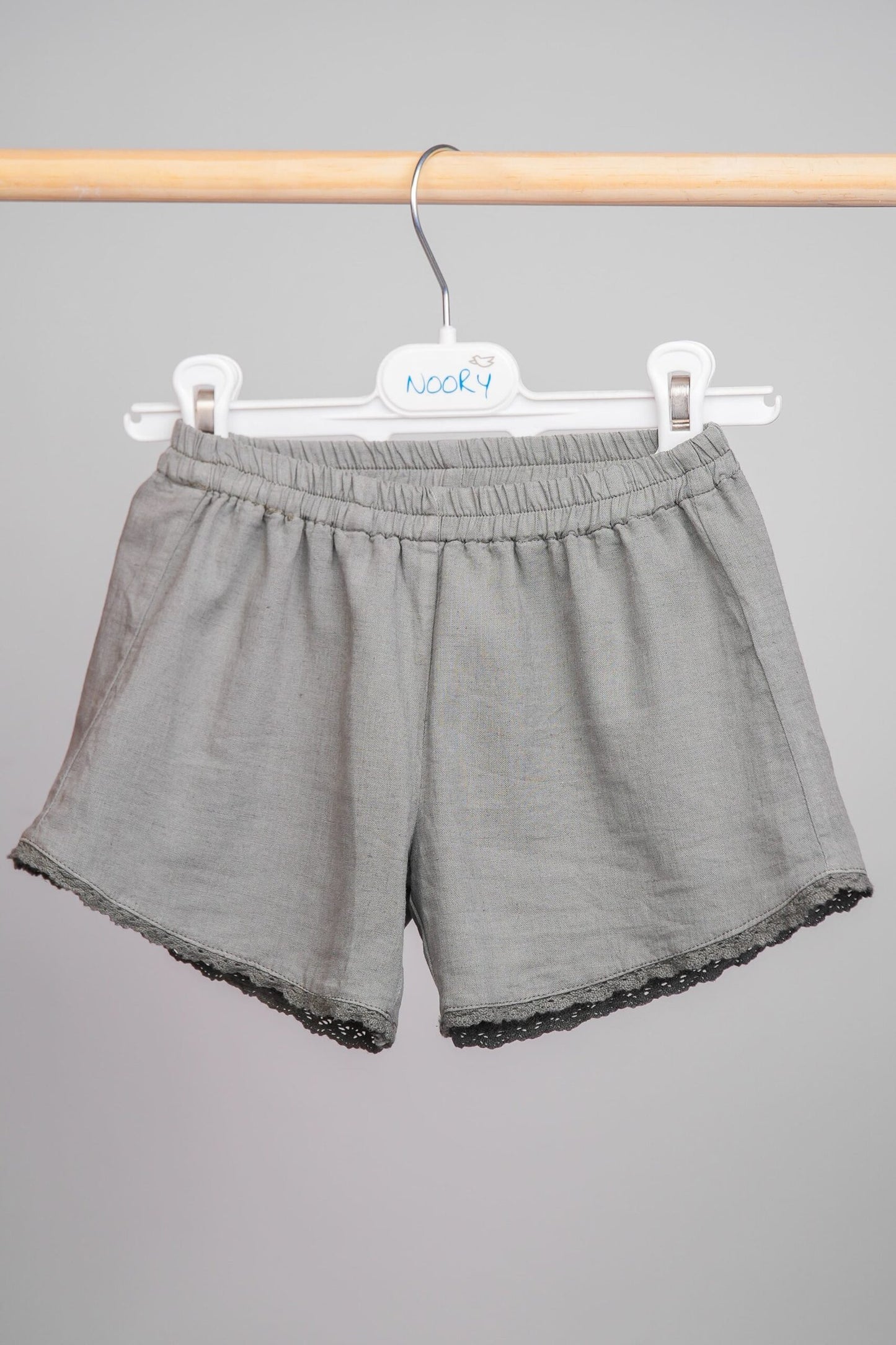 Ensemble lin kaki haut à volants & short ceinturé
