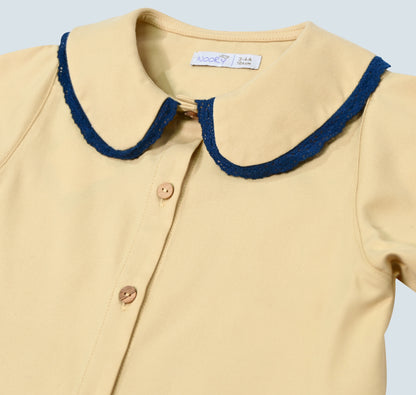 Chemise jaune pour fille.