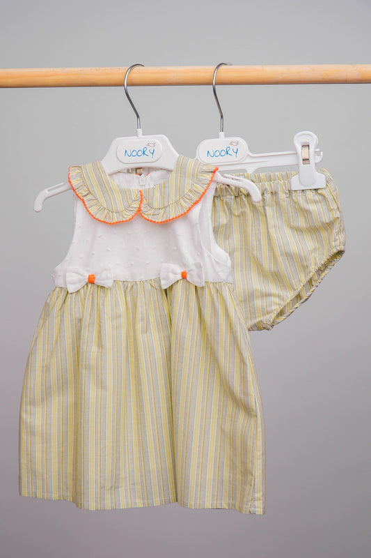 Robe bébé fille jeune avec col Claudine volanté