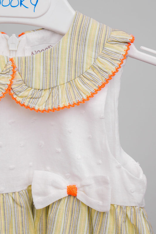 Robe bébé fille jeune avec col Claudine volanté