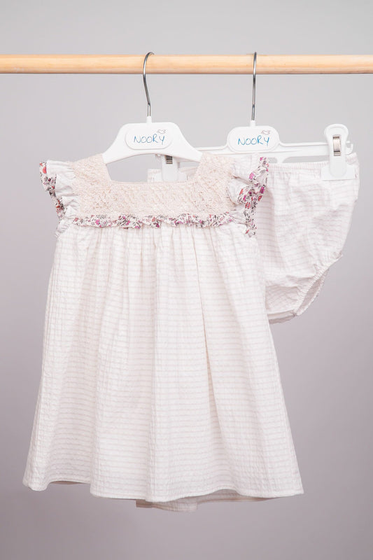Robe beige pour bébé fille avec empiècement en macramé