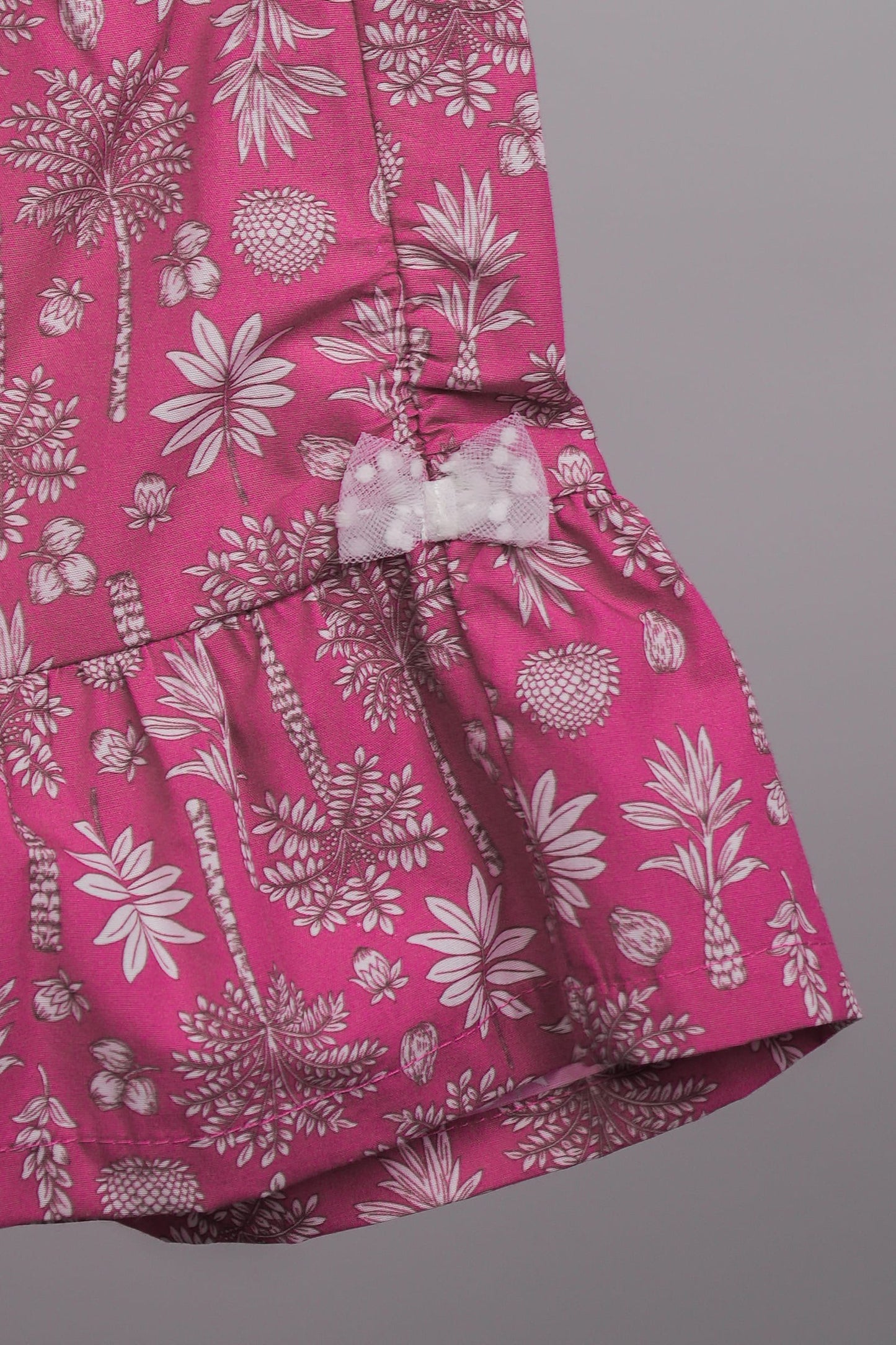 Short pour filles doté d'une ceinture élastiquée et d'un bas volanté