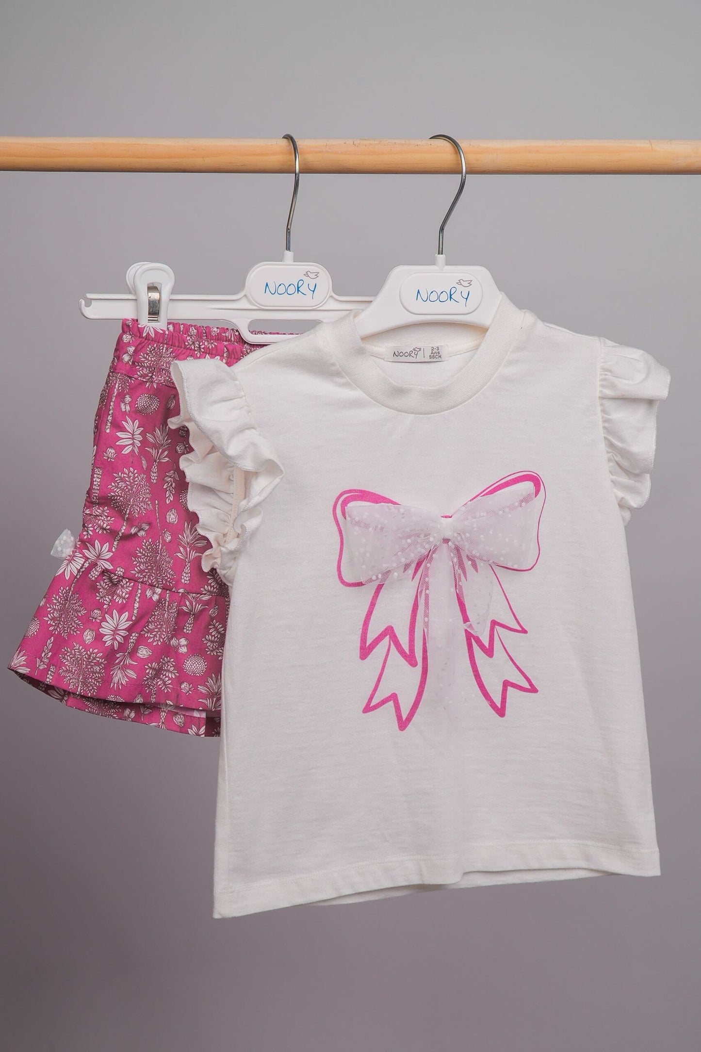 Short pour filles doté d'une ceinture élastiquée et d'un bas volanté